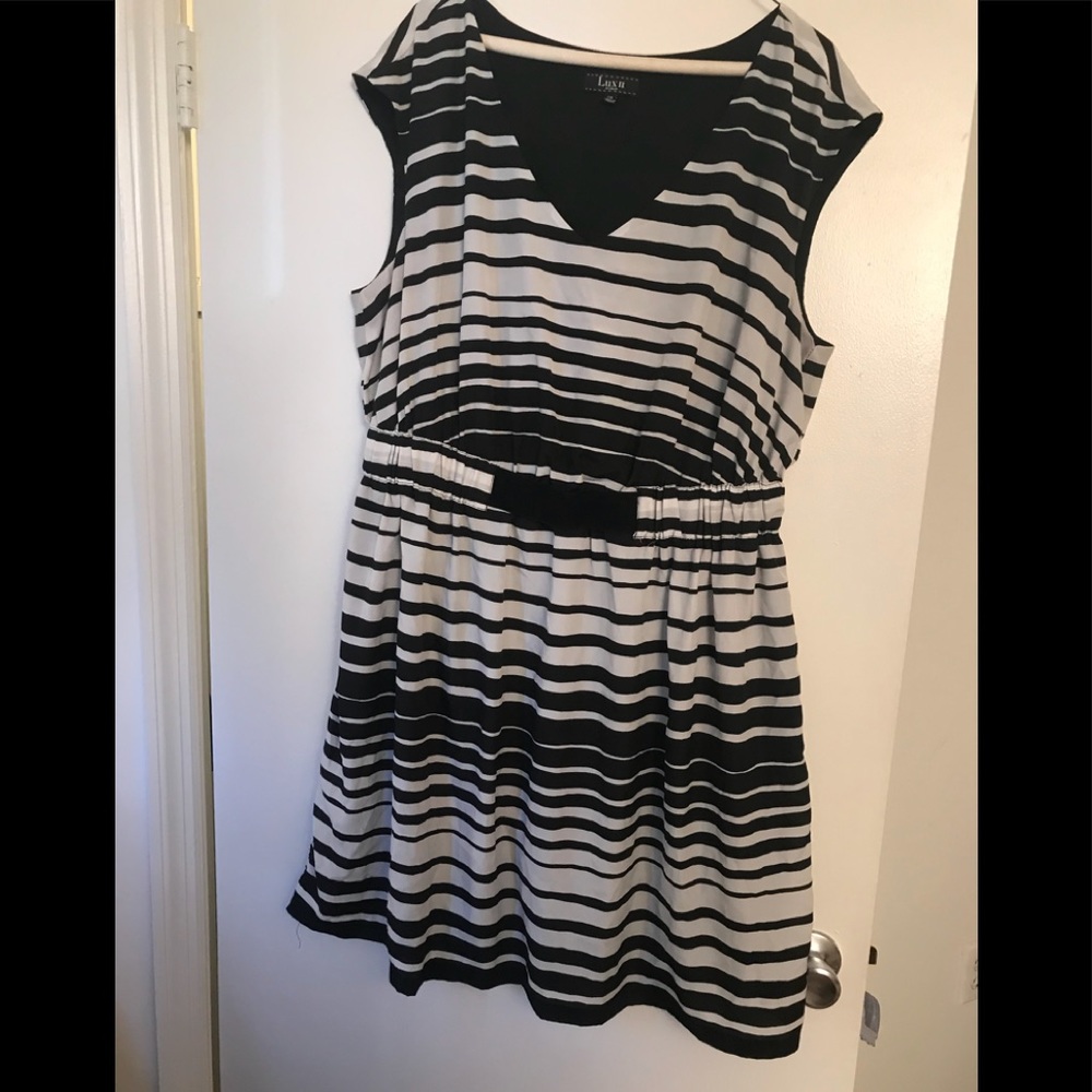 Black/white mini dress w/POCKETS